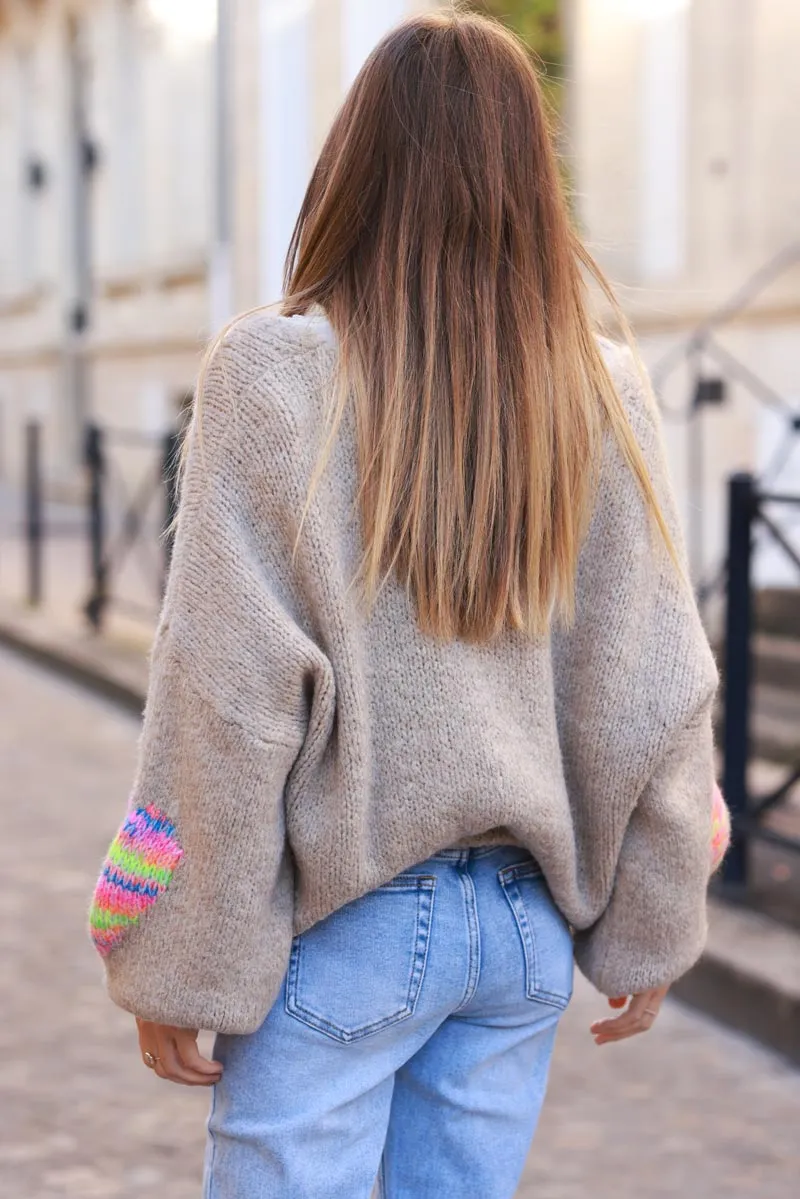 Gilet grosse maille taupe à boutons avec écharpe broderie cœurs multicolores