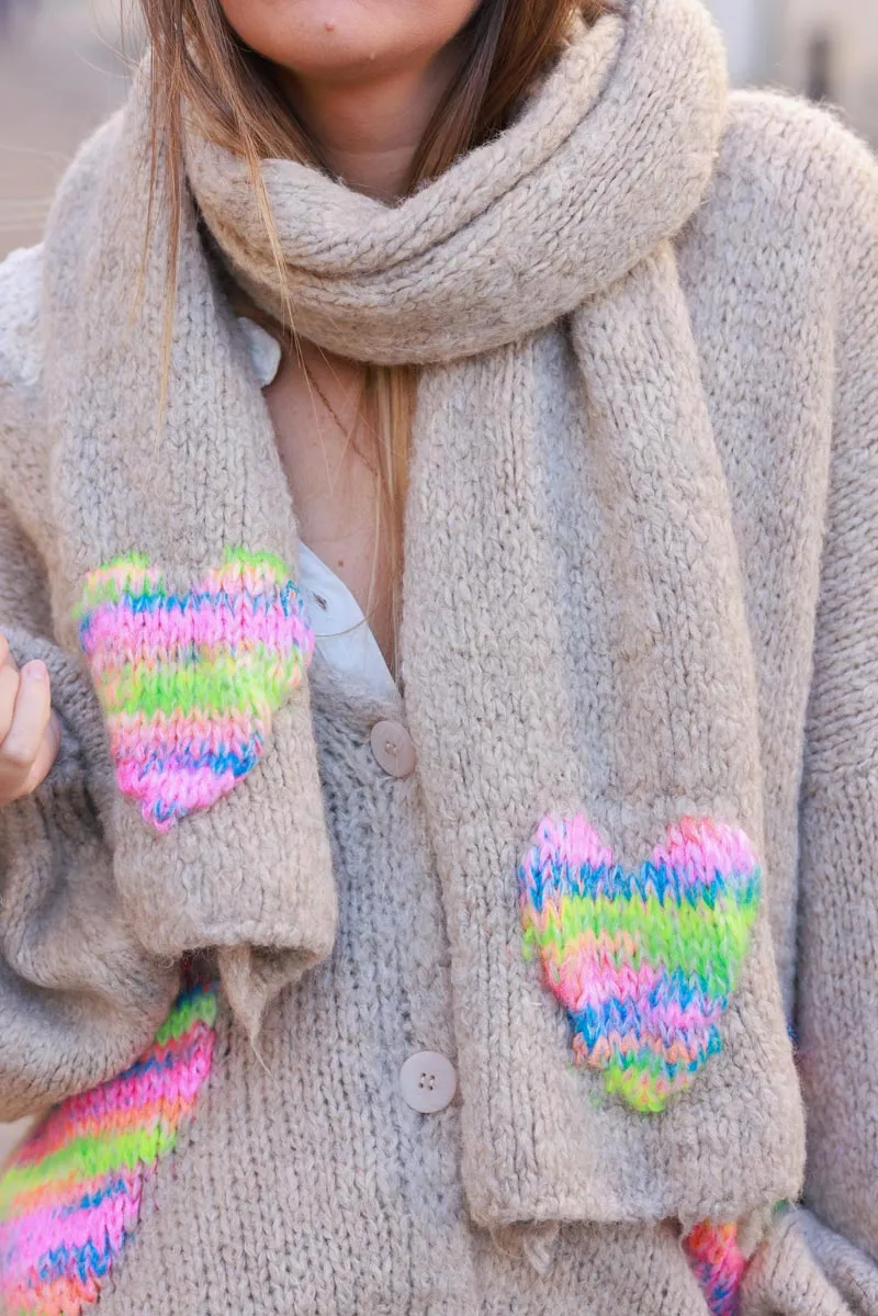 Gilet grosse maille taupe à boutons avec écharpe broderie cœurs multicolores